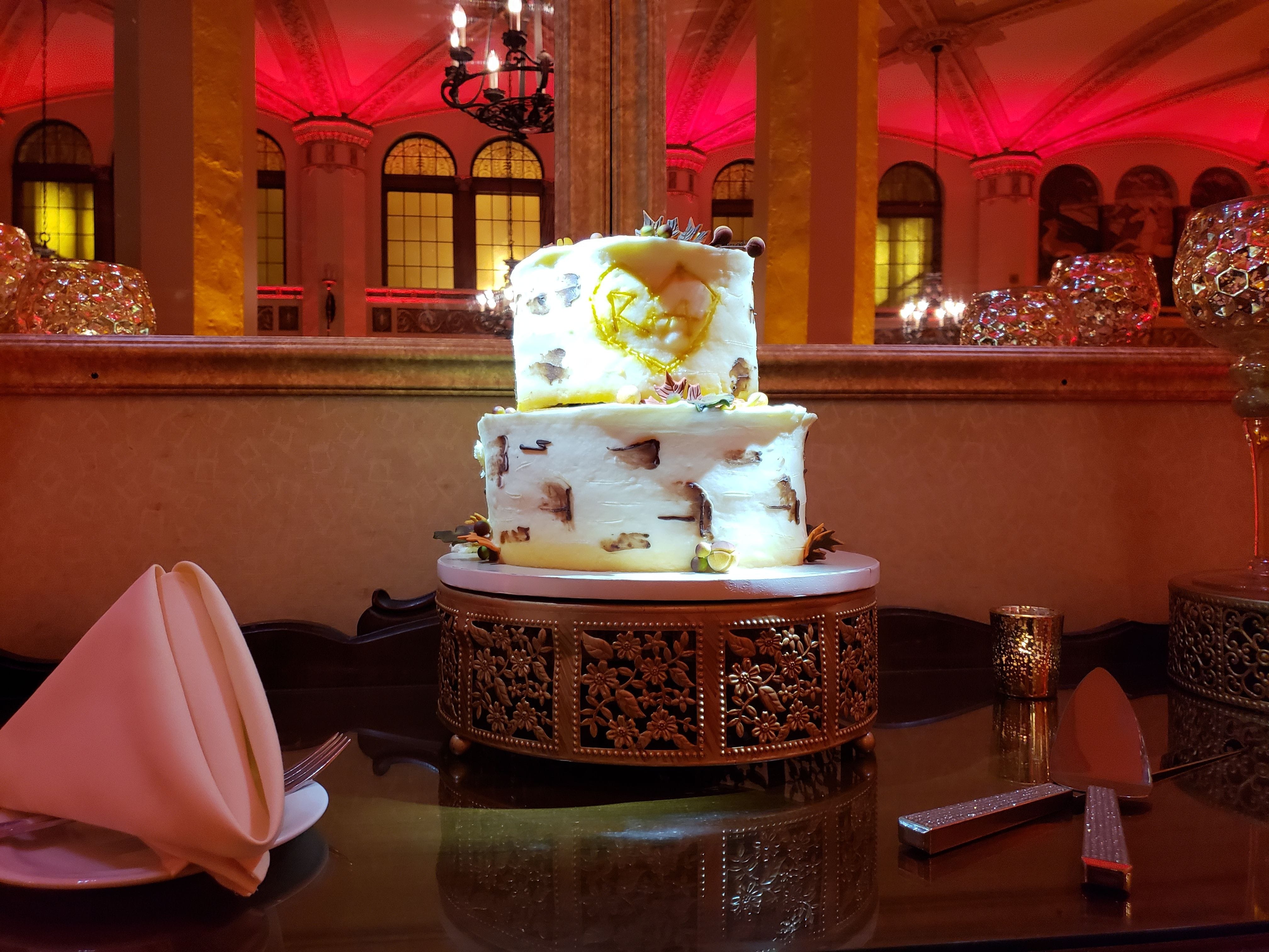 Wedding lighting in the Moorish Room. Pin spots on the cake.