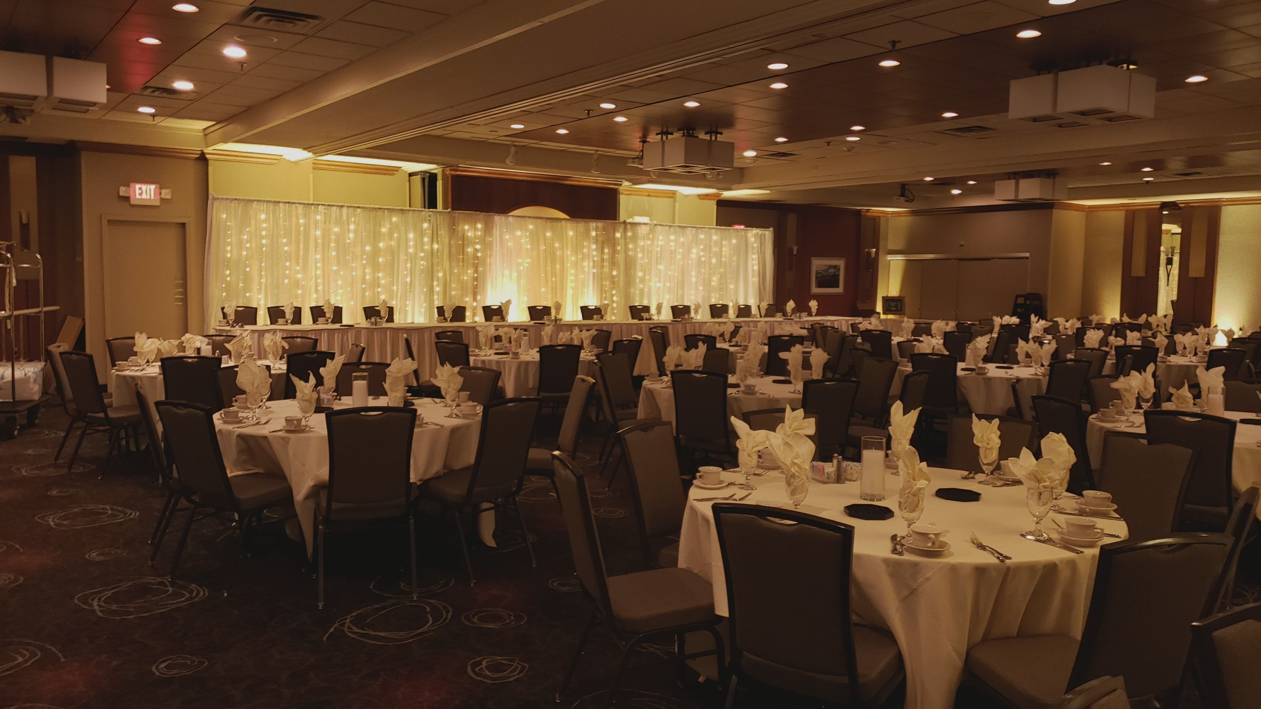 Holiday Inn, Duluth
Great Lakes Ballroom with champagne color wedding lighting. Backdrop by @thevaultduluth