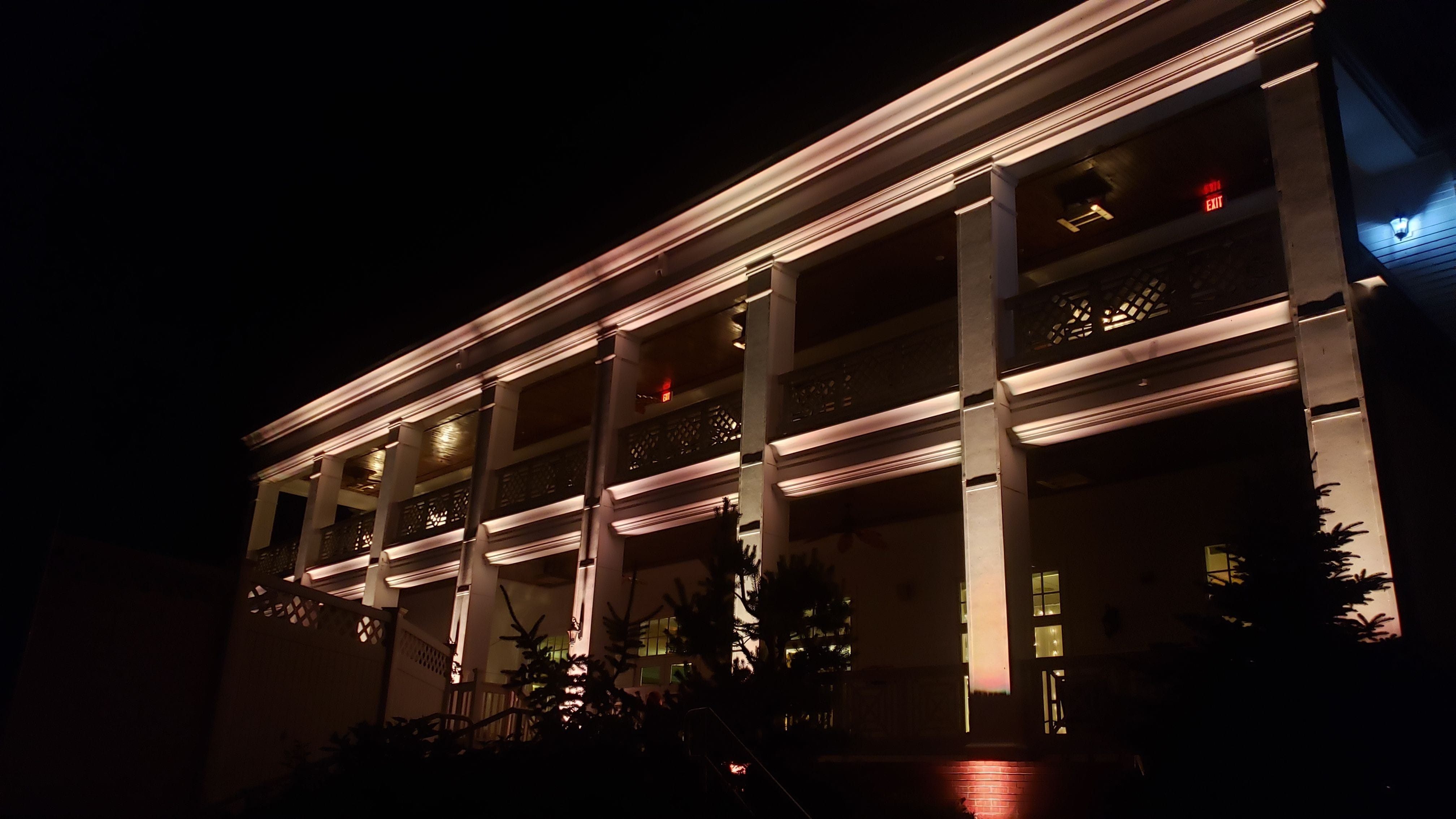 Wedding lighting at the Northland Country Club. Outdoor building lighting in warm white.